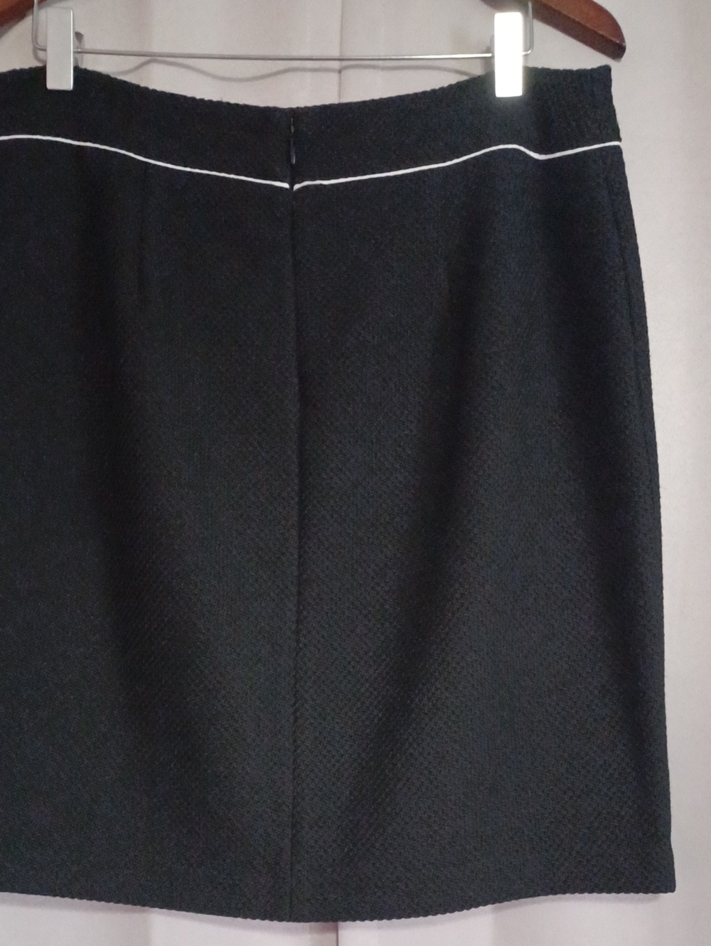 WHBM Black Textured Knit Mini Pencil Skirt White Piping Trim Size 10 - Picture 11 of 15